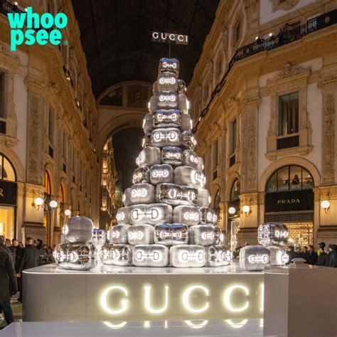 Milano, acceso l'albero di Natale firmato Gucci in Galleria Vittorio 